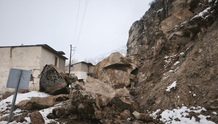 Gümüşhane’de dev kayalar yolu kapattı, evler boşaltıldı