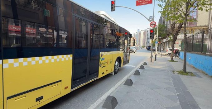 Kırmızı ışık ihlali yapan İETT otobüsü çocuğa çarptı