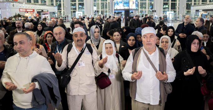 İstanbul’dan ilk hac kafilesi kutsal topraklara uğurlandı