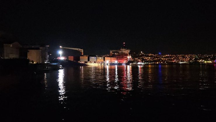 İstanbul Boğazı’nda gemi yalıya metreler kala karaya oturdu, geçişler geçici olarak durduruldu