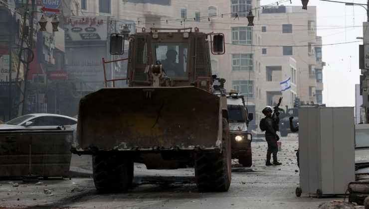 İşgalci İsrail ordusu Kudüs’teki Kalendiya Mülteci Kampı’na baskın düzenleyerek bazı evlere el koydu