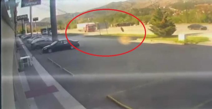 Kamyondan kopan tekerin mağazaya daldığı anlar kamerada