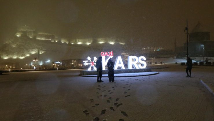 Kars’ta baharda yağan kar kenti beyaza bürüdü