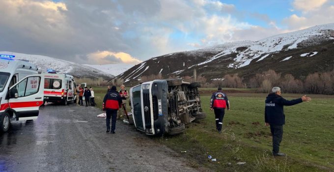 Bitlis’te minibüsün devrilmesi sonucu 11 kişi yaralandı