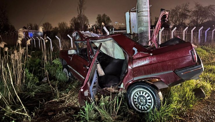 Kütahya’da otomobil beton direğe çarptı: 1 öldü, 1 yaralı