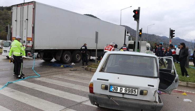 Amasya’da tırla otomobil çarpıştı: 10 aylık bebek öldü, 4 kişi yaralandı