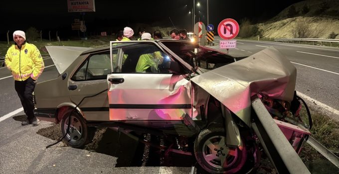 Kütahya’da bariyere çarpan otomobilin sürücüsü ağır yaralandı