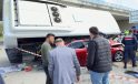Halk otobüsü otomobilin üzerine devrildi: Yaralılar var