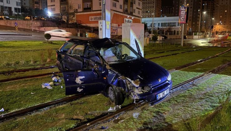 Kayseri’de otomobil tramvay yoluna girdi: 1 yaralı