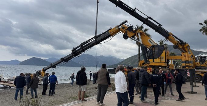 Marmaris’te kırılan vinç taşıma kolunun altında kalan işçi öldü