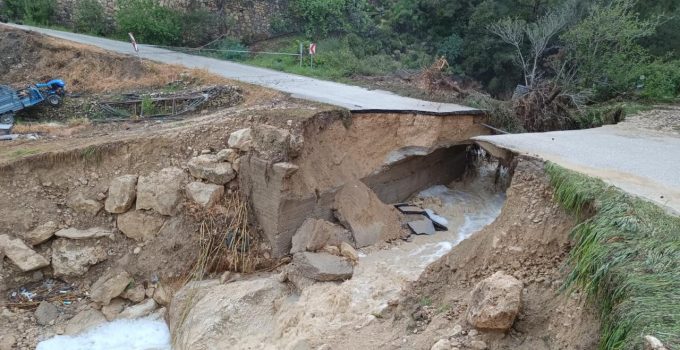 Mersin’de sağanak nedeniyle yol çöktü