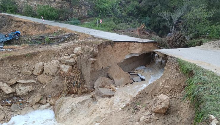 Mersin’de sağanak nedeniyle yol çöktü