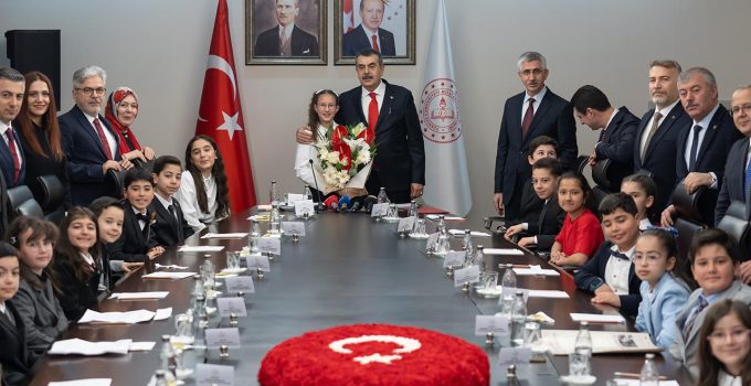 23 Nisan’da Milli Eğitim Bakanlığı koltuğuna 11 yaşındaki Defne oturdu