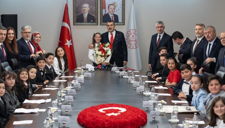 23 Nisan’da Milli Eğitim Bakanlığı koltuğuna 11 yaşındaki Defne oturdu