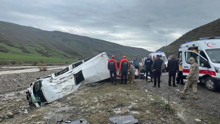 Kontrolden çıkan minibüs dere yatağına devrildi: 16 yaralı