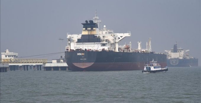 İran Devrim Muhafızları Ordusu: Hürmüz Boğazı’nda bir süper tanker daha mayına çarptı