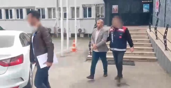 Kendilerini polis ve savcı olarak tanıtıp yaşlı çifti 2 milyon lira dolandırdılar