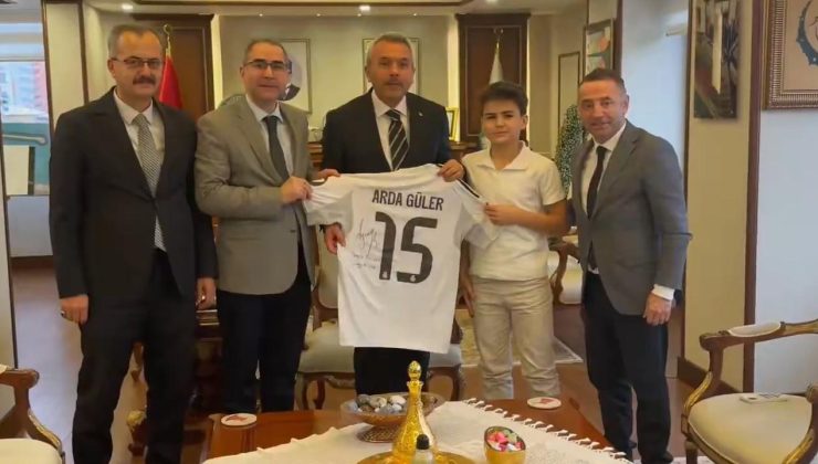 Rizeli Safa Cumhurbaşkanı Erdoğan’dan istediği imzalı Arda Güler formasına kavuştu