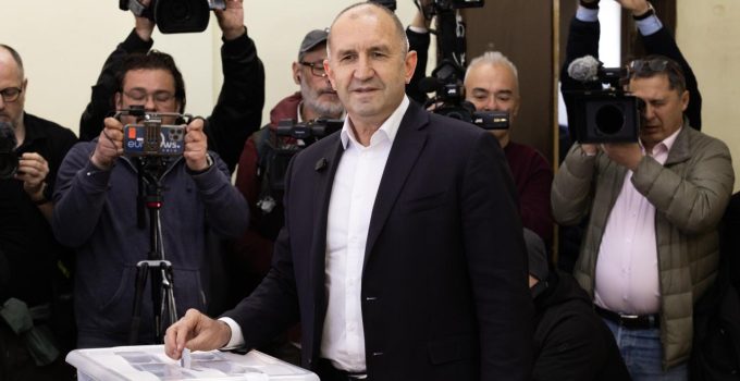 Bulgaristan’da eski Cumhurbaşkanı Radev, genel seçimi birinci tamamladı