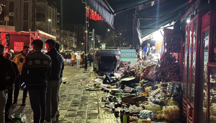 Sivas’ta devrilen otomobil 2 iş yerine çarparak hasara neden oldu