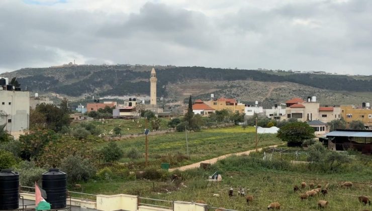 Filistin topraklarını gasbeden İsrailliler, Batı Şeria’daki çiftçileri topraklarından sürmeye çalışıyor