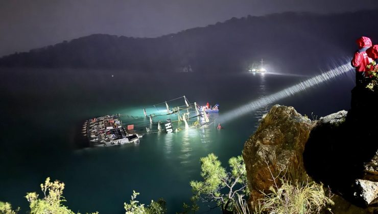 Fethiye’de karaya sürüklenen tekne battı, 1 kişi aranıyor