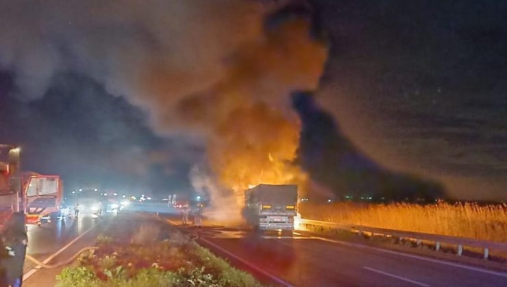 Alevler tırı sardı, Karacabey-Bursa karayolunda ulaşım durdu