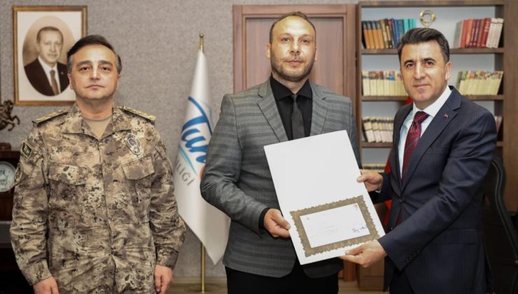 Boğulma tehlikesi geçiren kız çocuğunu kurtaran 2 polis ödüllendirildi