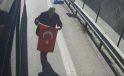 “Bayrak ayak altında olmaz” diyerek otobüsü durdurdu