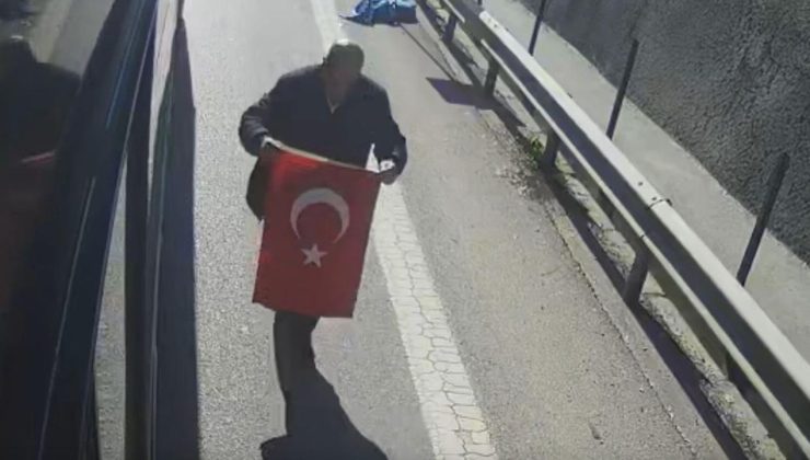 “Bayrak ayak altında olmaz” diyerek otobüsü durdurdu