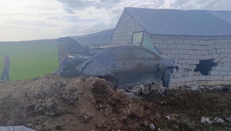 Van’da kontrolden çıkan otomobil duvara çarptı