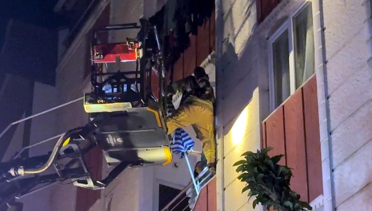 İstanbul’da 4 katlı binada yangın paniği: Mahsur kalanlar böyle kurtarıldı