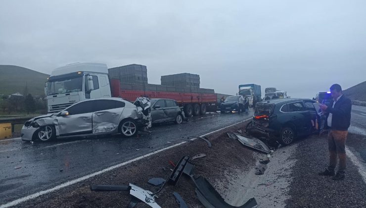 Aksaray’da zincirleme kaza: Yolcu otobüsü 10 araca çarptı