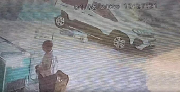 Terliğini almak için aracın altına giren çocuk ezilmekten son anda kurtarıldı