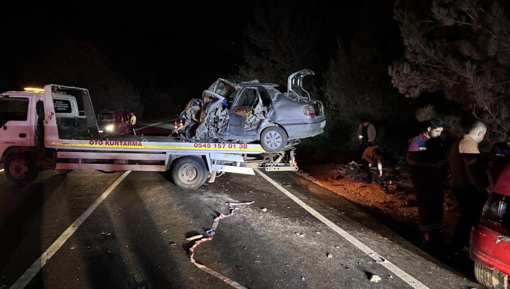 Adana’da iki otomobilin çarpıştığı kazada 2 kişi öldü, 3 kişi yaralandı