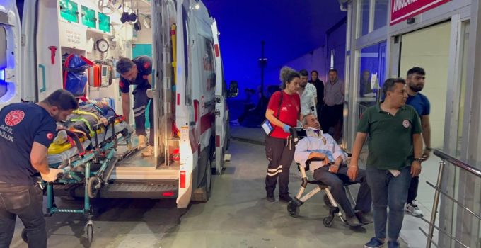Adana’da traktörle otomobilin çarpıştığı kazada 4 kişi yaralandı