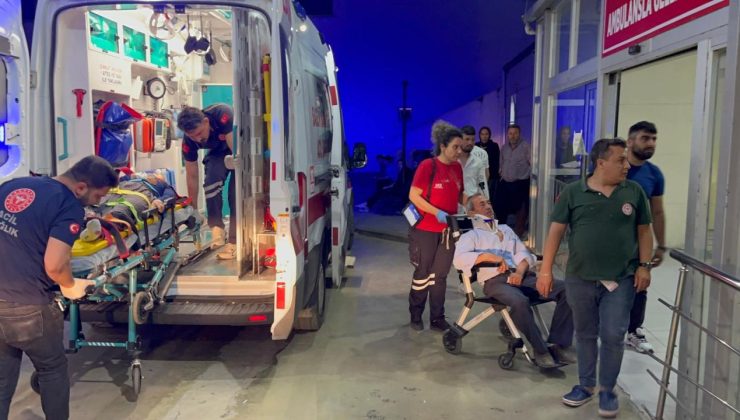 Adana’da traktörle otomobilin çarpıştığı kazada 4 kişi yaralandı