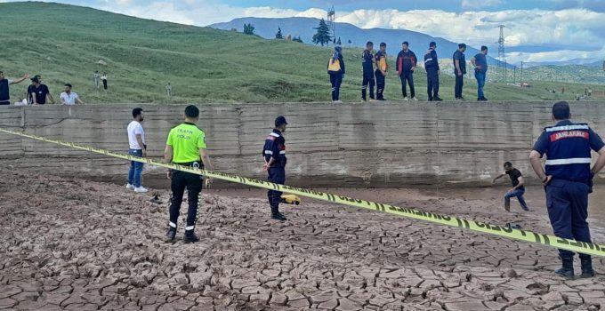 Serinlemek için gölete giren 2 çocuk boğuldu