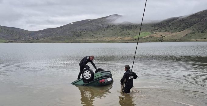 El freni unutuldu, otomobil gölete düştü