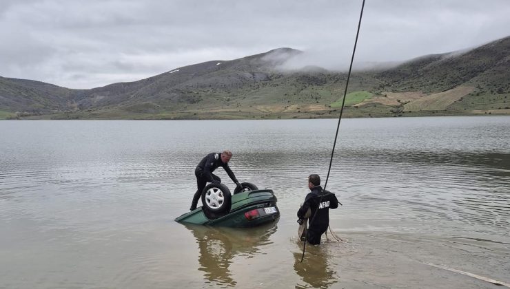 El freni unutuldu, otomobil gölete düştü