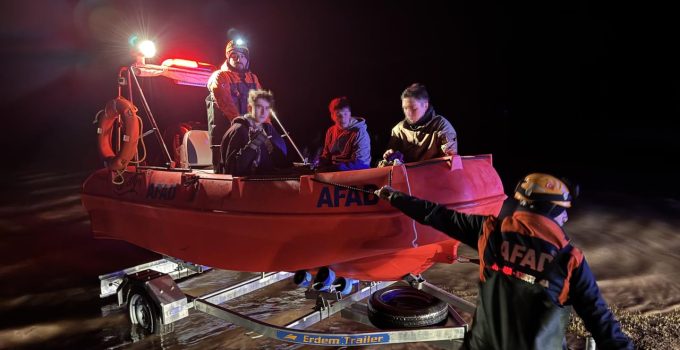 Kayseri’de gölette mahsur kalan 3 genç kurtarıldı