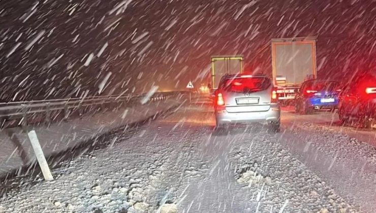 3 devlet yolu kar yağışı nedeniyle tır ve çekicilere kapatıldı
