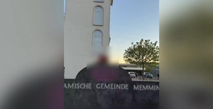 Almanya’da caminin duvarı tahrip edildi ve girişine domuz başı bırakıldı
