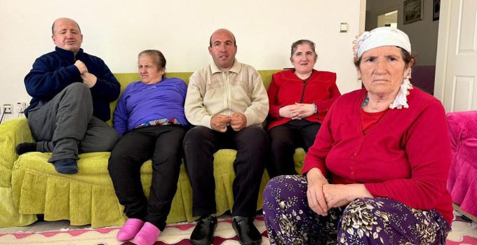 Fedakar anne 4 engelli evladına gözü gibi bakıyor