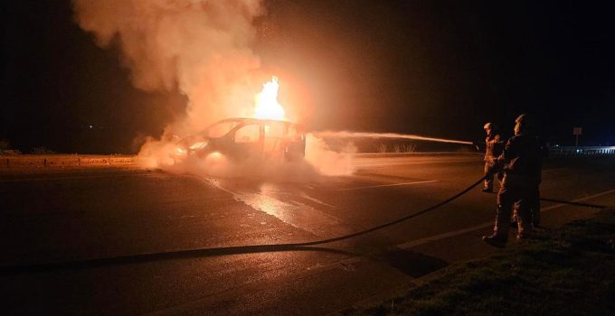 Araç seyir halindeyken yandı, sürücü son anda kurtuldu