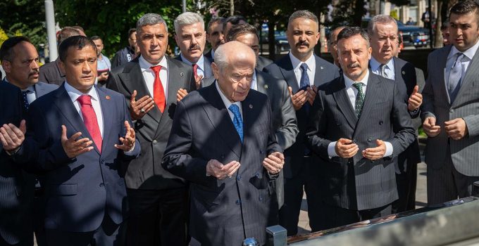 Bahçeli, Ülkücü Şehitler Anıtı’nı ziyaret etti