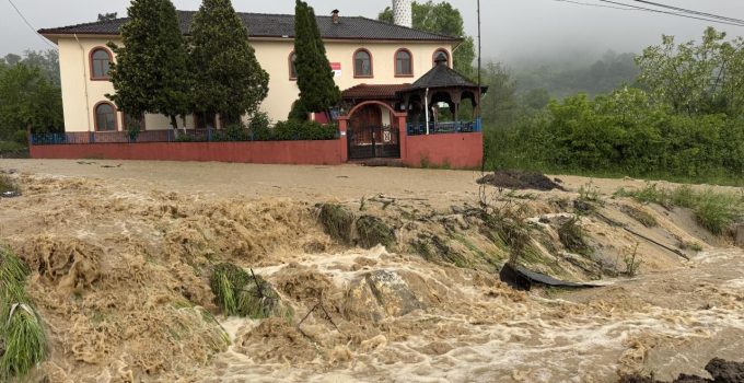 Bartın’da sağanak: Ev ve yolları su bastı, denizin rengi değişti