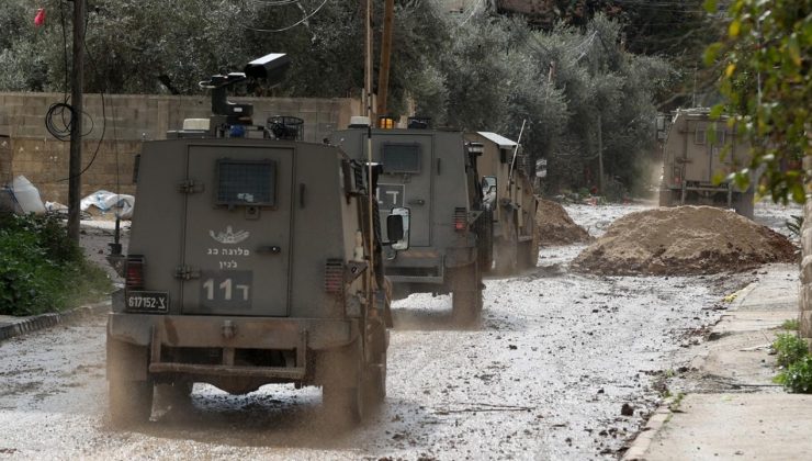 İşgalci İsrail ordusu, Batı Şeria’daki Cenin Mülteci Kampı’nda 3 evi ateşe verdi