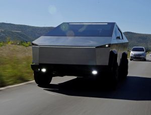 Cybertruck’ı gölde denemek isteyen sürücü gözaltına alındı