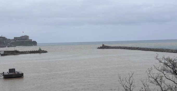 Zonguldak’ta çamur denizin rengini değiştirdi